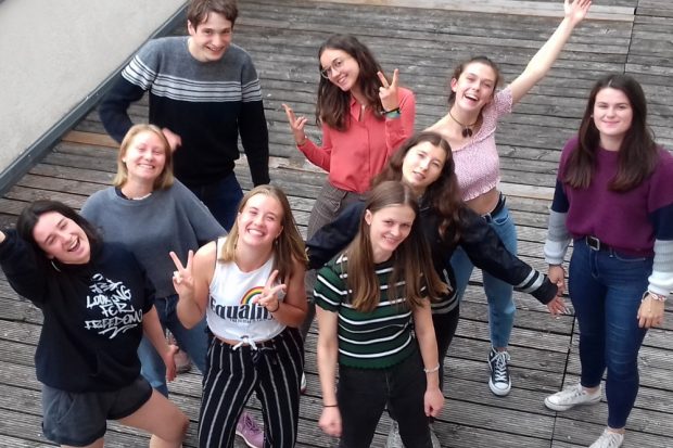 Von links nach rechts: hinten: Moritz, Melanie, Pauline, Ida Mitte: Ida, Ilsabe vorn: Kyra, Hannah, Wilma. Quelle: Soziokulturelles Zentrum "Die VILLA"