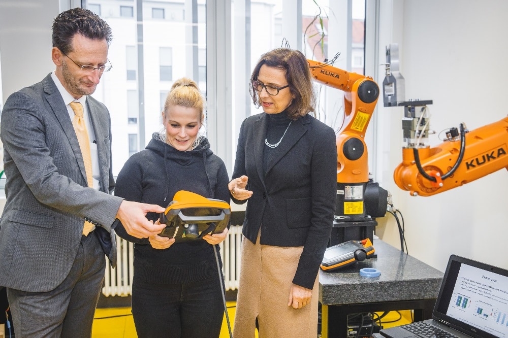Gründungsdekan Prof. Jean-Alexander Müller und HTWK-Rektorin Prof. Gesine Grande mit Studentin Mandy Reinhold in einem Labor der Hochschule. Quelle: Stephan Flad/HTWK Leipzig