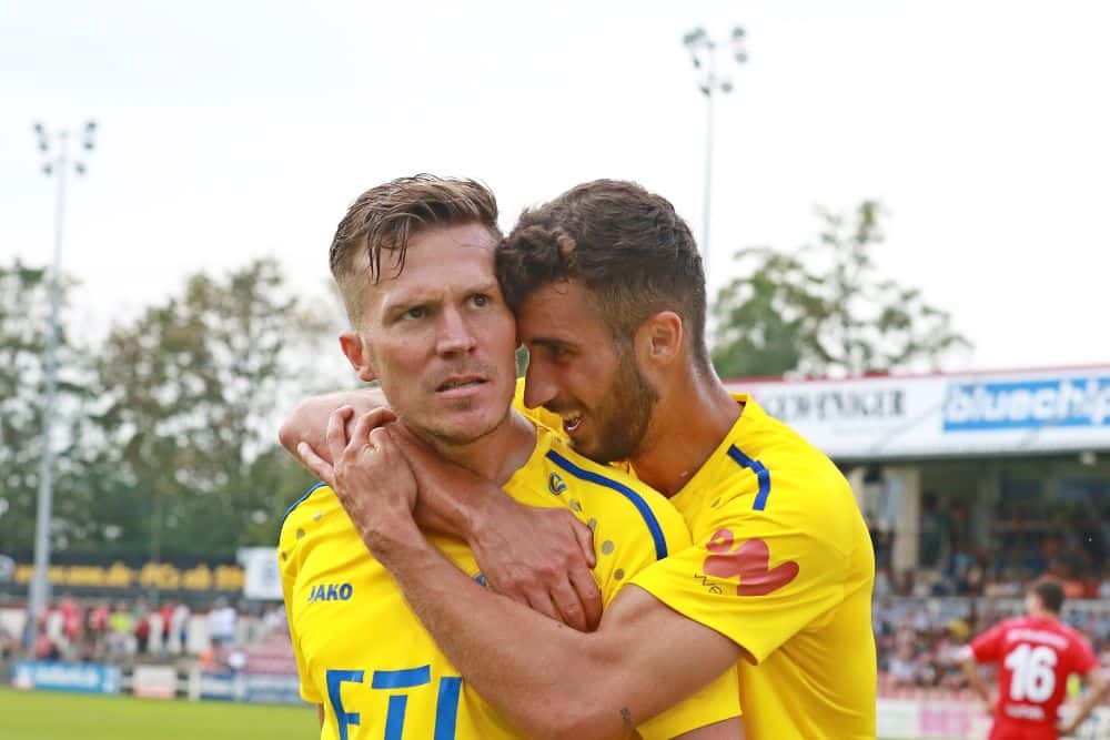 Patrick Wolf hat soeben das 1:0 für den 1. FC Lok in Meuselwitz erzielt. Senic jubelt mit. Foto: Thomas Gorlt.