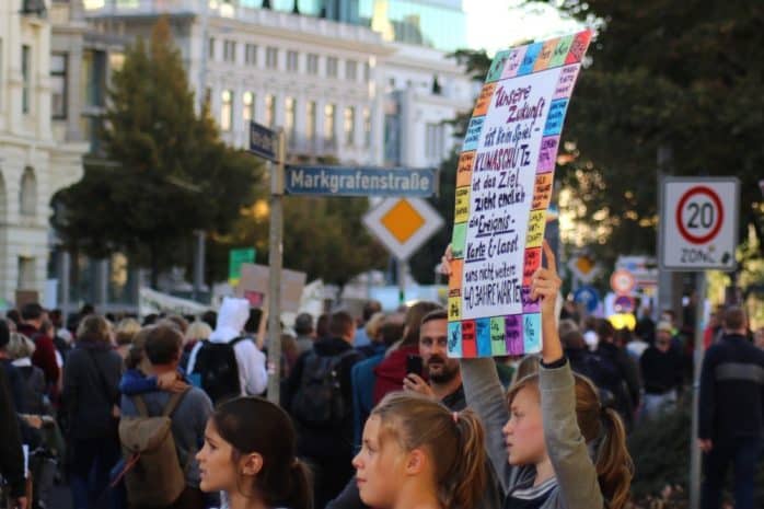 Jugendliche mit klaren Ansagen. Hilfe bekommen sie mittlwerweile neben Wisenschaftlern natürlich auch von ihren Eltern. Foto: L-IZ.de