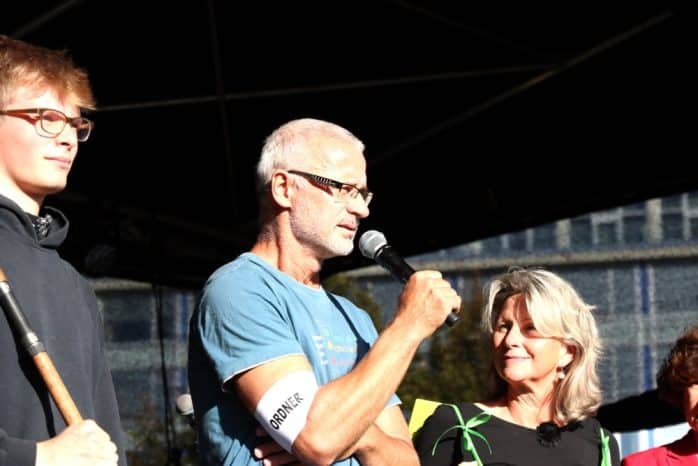 Jörg von den „Parents for Future“ Leipzig auf der Bühne beim Klimastreik am 20.09.2019. Foto: L-IZ.de