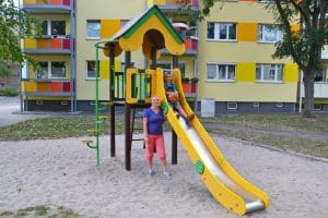 Freuen sich über den Lipsia-Spielplatz in der Leipziger Simon-Bolivar-Straße: Mandy Franke und ihr siebenjähriger Sohn Leon. Quelle: Lipsia