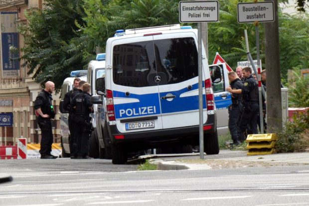 Männer, die auf Autos starren. Sammeln der Polizei an der Dimitroffstraß um 16:25 Uhr. Foto: L-IZ.de