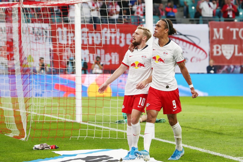 Torschütze Forsberg jubelt mit Poulsen, der vor dem Strafstoß gefoult wurde. Foto: Gepa Pictures