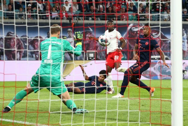 Bayern-Torwart Neuer pariert einen Schuss von Mukiele. Foto: Gepa Pictures