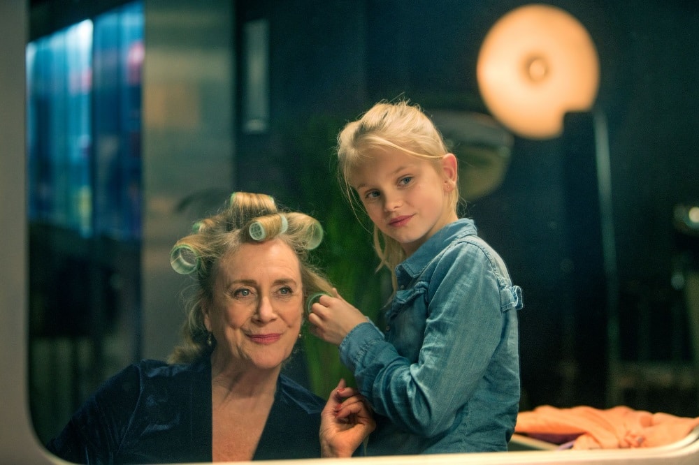 Die zehnjährige Romy (Vita Heijmen) ist überhaupt nicht begeistert, dass sie ihre freien Nachmittage fortan bei ihrer Oma im Friseursalon verbringen soll. Doch Stück für Stück werden sie und ihre Oma Stine (Beppie Melissen) zu einem eingeschworenen Team. Foto: Elmer van der Marel