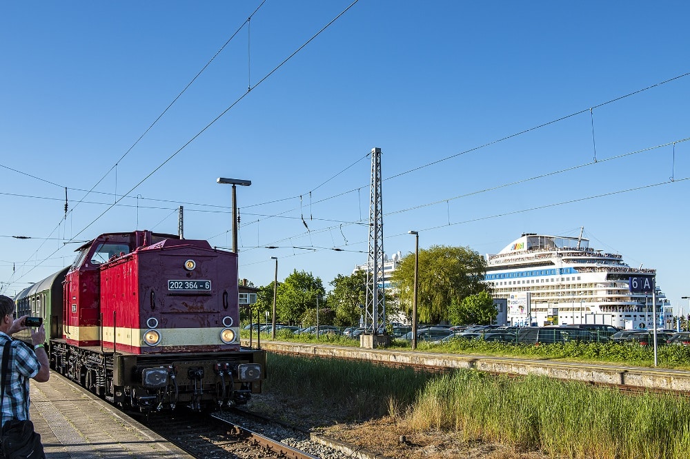 Sonderzug und Aida in Warnemünde. Quelle: Eisenbahnmuseum Leipzig