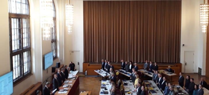 Oberbürgermeister Burkhard Jung (SPD) verpflichtet die Stadträte und Stadträtinnen. Foto: René Loch
