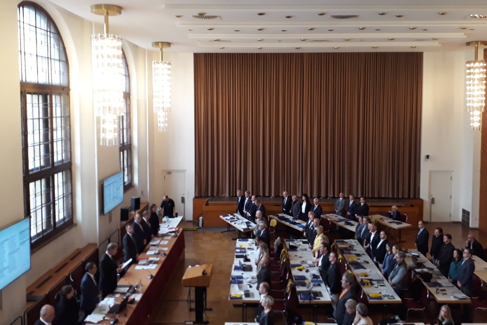 Oberbürgermeister Burkhard Jung (SPD) verpflichtet die Stadträte und Stadträtinnen. Foto: René Loch