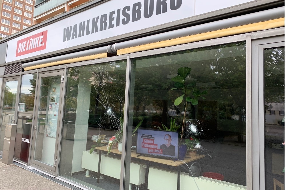 Zerstörte Scheibe am Büro in Grünau. Quelle: Sören Pellmann, MdB