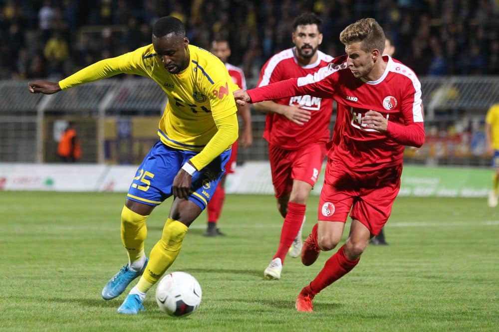 Duell zwischen Stephane Mvibudulu (Lok) und Marcus Mlynikowski (BAK). Foto: Jan Kaefer