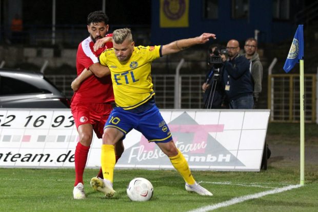 Paul Schinke bittet zum Zweikampf-Tänzchen an der Eckfahne. Foto: Jan Kaefer