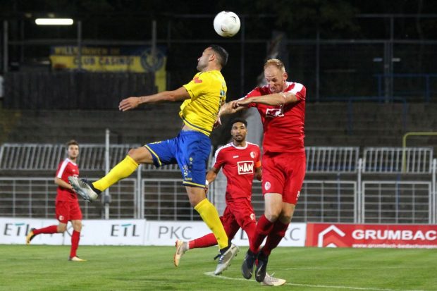 Djamal Ziane (Lok) in der Luft gegen Justin Gerlach (BAK). Foto: Jan Kaefer