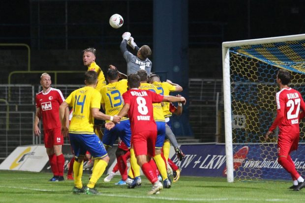 BAK-Keeper Pascal Kühn entschärft die letzte Lok-Chance auf den Heimsieg. Foto: Jan Kaefer
