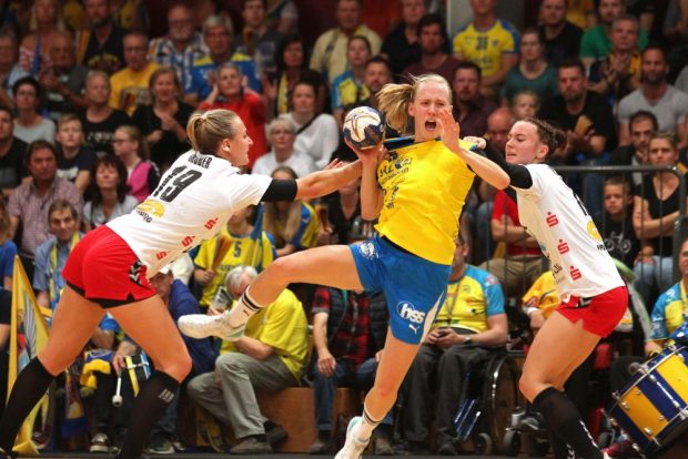 Jaqueline Hummel wird unsanft gebremst. Foto: Jan Kaefer