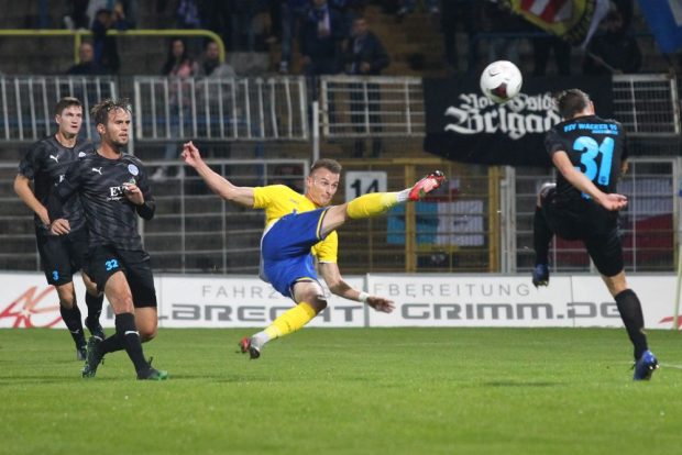 Mit diesem Seitfallzieher eröffnete Matthias Steinborn (Lok) den Torreigen. Foto: Jan Kaefer