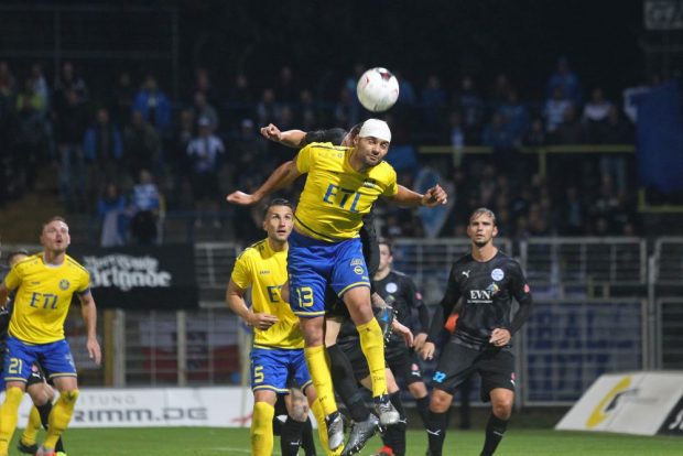 Kopfballduell mit Kopfverband bei Djamal Ziane (Lok). Foto: Jan Kaefer