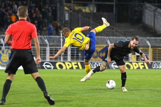 Jan Löhmannsröben (Nordhausen) lässt Paul Schinke (Lok) fliegen. Foto: Jan Kaefer