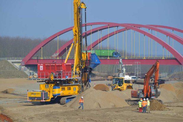 Baugrundverdichtung für den Harthkanal. Foto: LMBV