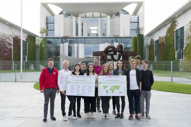 Die Teilnehmer des Besuchs vor dem Kanzleramt mit Kampagnenschildern. Foto: Change.org
