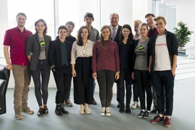 Die jungen Klimaktivisten im Kanzleramt mit Helge Braun. Foto: Change.org
