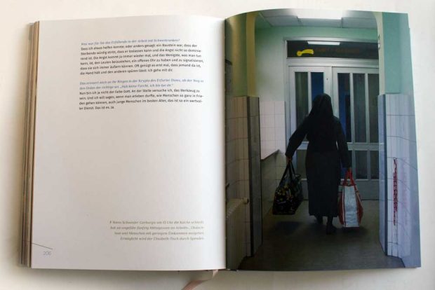 Aufgeblättert: "gottgewollt" von Marco Warmuth und Tina Pruschmann. Foto: Ralf Julke