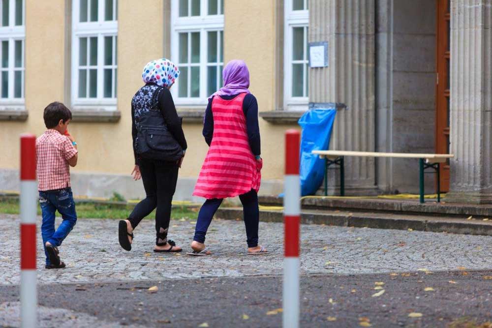 Flüchtlinge vor der Leipziger Ernst-Grube-Halle 2016. Foto: Universität Leipzig, Swen Reichhold