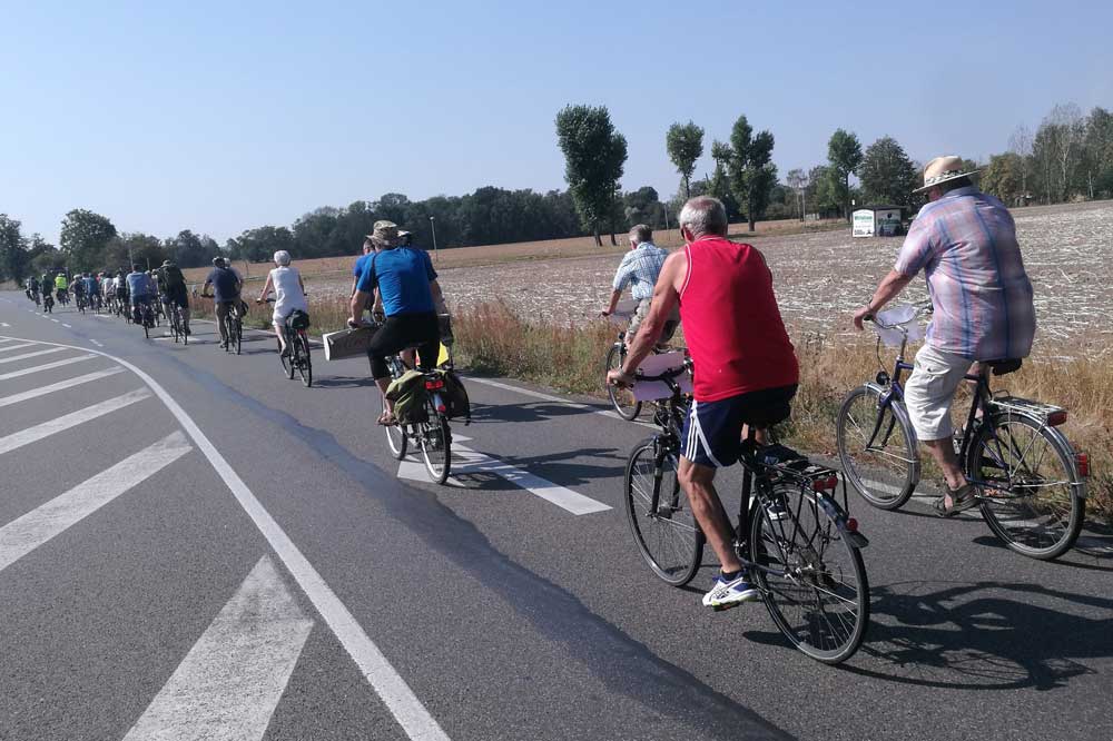 Fahrrad-Demo an der B2 nach Hohenossig. Foto: Volker Holzendorf
