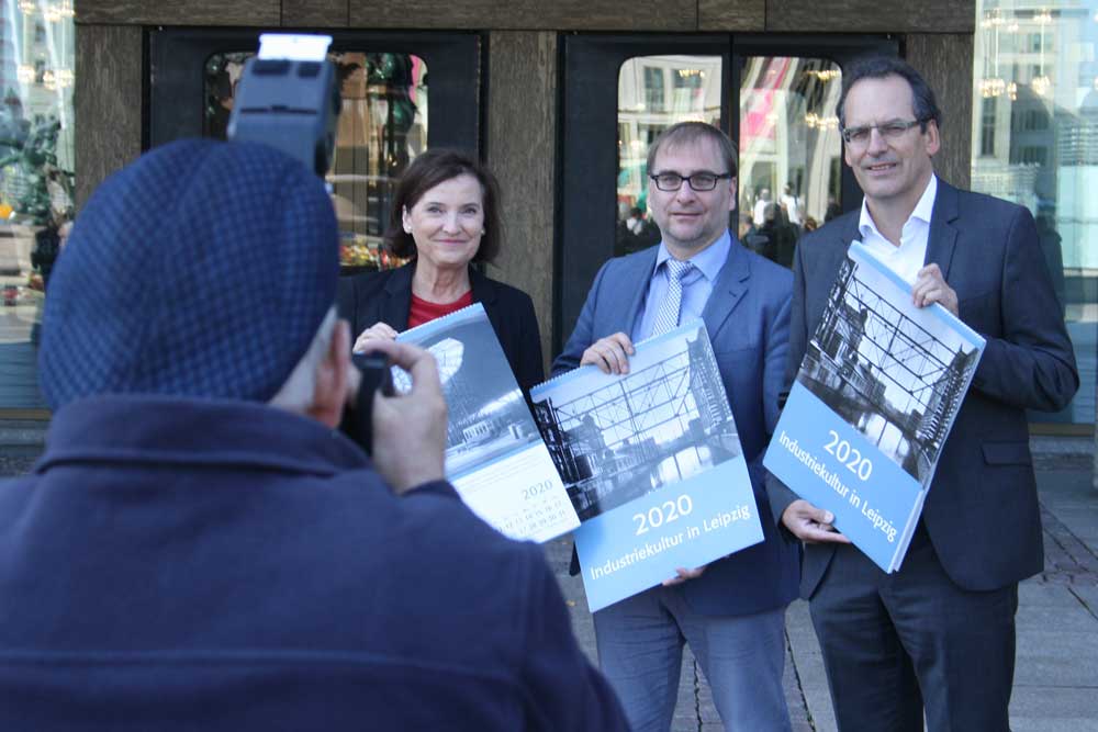 Marit Schulz (Prokuristin der LTM GmbH), Dr. Anselm Hartinger (Direktor des Stadtgeschichtlichen Museums Leipzig) und Volker Bremer (Geschäftsführer der LTM GmbH) präsentieren den Historischen Leipzig-Kalender 2020. Foto: Ralf Julke