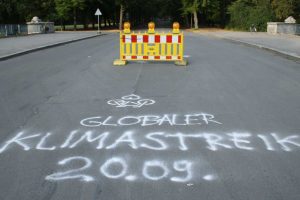 Aufruf zum Klimastreik auf der Sachsenbrücke. Foto: Ralf Julke