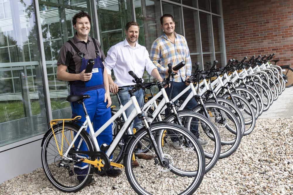 Rotor-Geschäftsführer Sebastian Billhardt (Mitte) übergibt die neuen Dienstfahrräder an Patrick Fritzsch (rechts) und Daniel Eckardt von der Stadtwerke-Tochter Netz Leipzig. Foto: Leipziger Gruppe / Bertram Bölkow