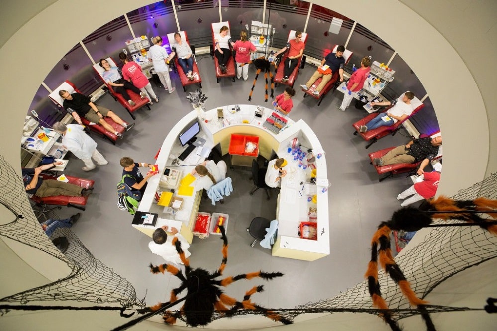 Erfolgreich: Bisher wurden im Rahmen der "UKL-Vampirnächte" schon 1492 lebensrettende Blutkonserven von unerschrockenen Blutspendern gewonnen. Foto: Stefan Straube / UKL