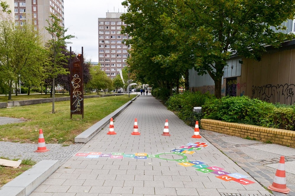 Eine der vielfältigen Aktionen von „Grünau bewegt sich“: Bunt markierte Wege sorgen für mehr Spielgelegenheiten im Alltag. Foto: Grünau bewegt sich
