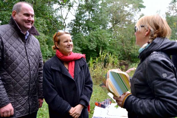 Karen Thormeyer, Geschäftsführerin des Deutschen Naturschutzrings, verleiht die Auszeichnung als offizielles Projekt der UN-Dekade Biologische Vielfalt in Anwesenheit von Peter Wasem, Leiter des Amts für Umweltschutz, an eine Gemeinschaftsgärtnerin der Ökolöwen. Foto: Ökolöwe