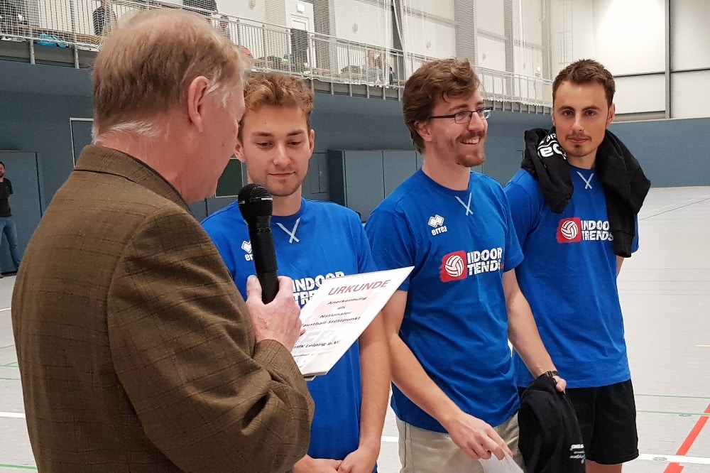 Übergabe Urkunde Nationaler Faustball-Stützpunkt. Quelle: SC DHfK Leipzig e.V.