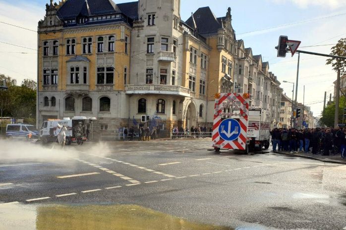 An der Georg-Schwarz-Str werden die blaugelben Farben entfernt. Foto: Jan Kaefer