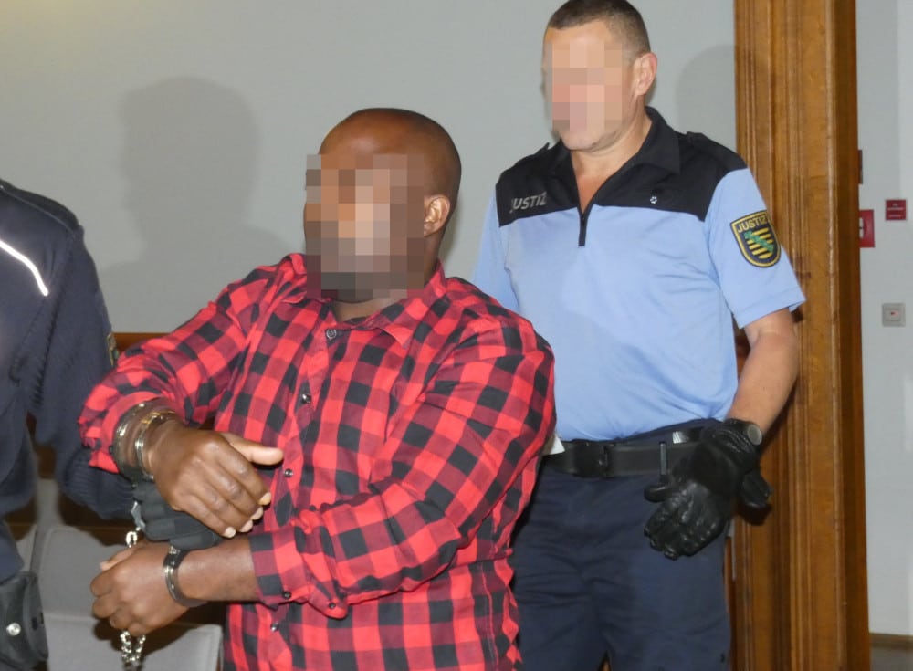 Justizbeamte bringen den Angeklagten Nestor S. (28) in den Verhandlungssaal. Foto: Lucas Böhme