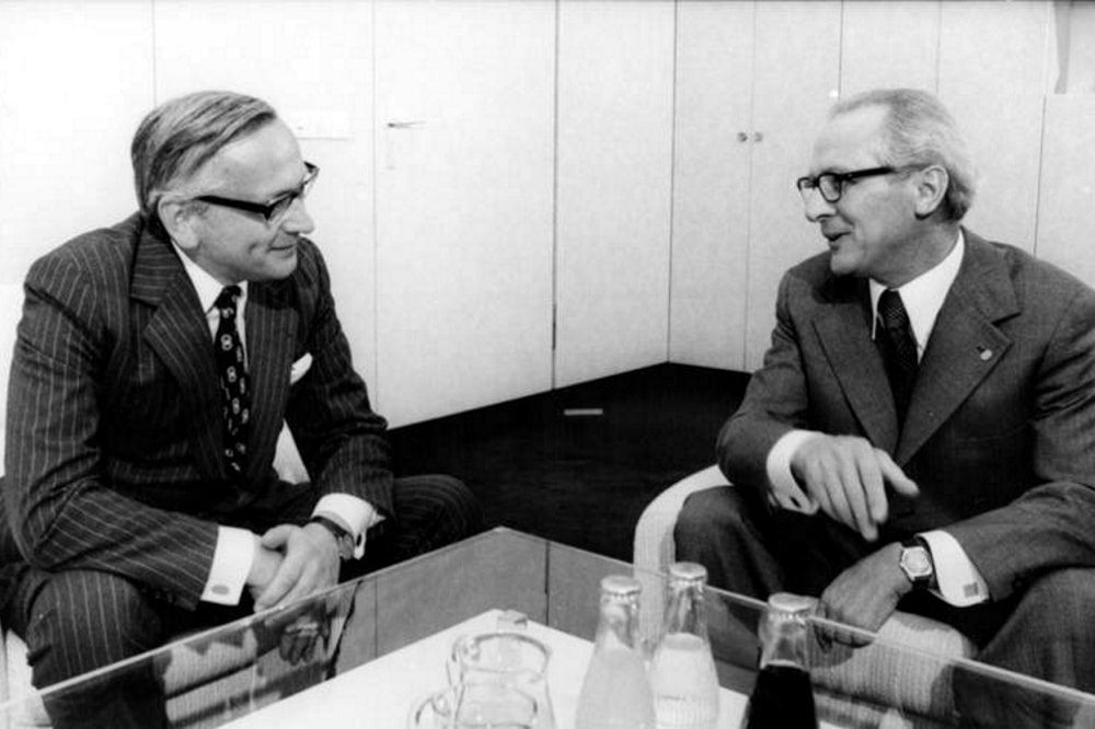 Annäherung zweier ungleicher Nachbarn: Erich Honecker (r.) 1974 im Gespräch mit dem Leiter der Ständigen Vertretung der Bundesrepublik in der DDR, Günter Gaus. Foto: Bundesarchiv (gemeinfrei)
