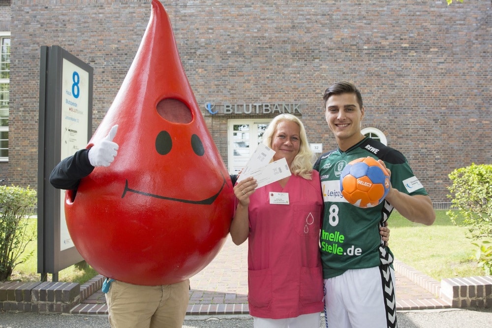 Am Montag, 14. Oktober, Blut spenden in der UKL-Blutbank in der Johannisallee und als am Donnerstag, 17. Oktober, mit zwei Gratis-Eintrittskarten für das Spiel gegen Lemgo das Team des SC DHfK anfeuern – diese Idee findet sicher nicht nur UKL-Patenspieler Lucas Krzikalla (re.) gut. Foto: Stefan Straube / UKL