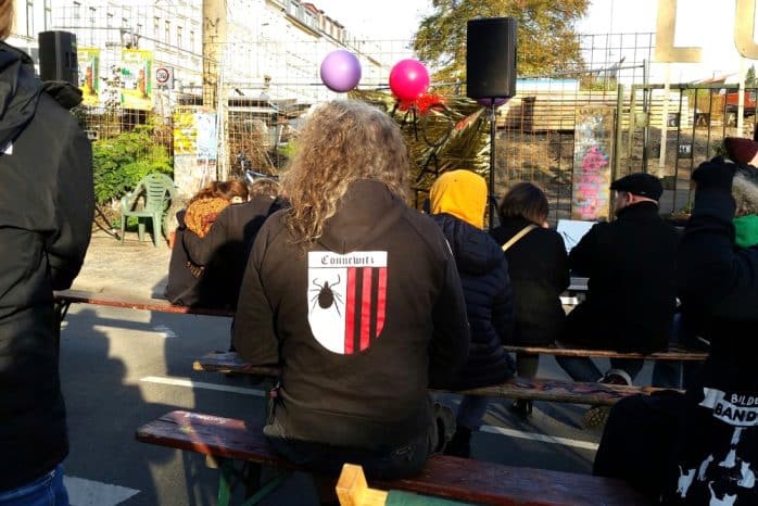 Zwischen 200 und 300 Connewitzer besetzten am heutigen Reformationstag die Wolfgang-Heinze-Straße. Mit dabei: Stadtrat Thomas "Kuno" Kumbernuß (PARTEI). Foto: Luise Mosig