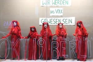 Das Blut als Verbindung der Welt - Kunstaktion von Extinction Rebellion am 2. Oktober 2019 im Karstadt Leipzig. Foto Michael Freitag