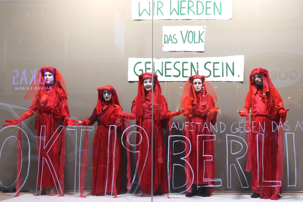 Das Blut als Verbindung der Welt - Kunstaktion von Extinction Rebellion am 2. Oktober 2019 im Karstadt Leipzig. Foto Michael Freitag