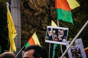 Zwischen allen Fronten: Kurden demonstrieren erneut in Leipzig. Foto: Tobias Möritz