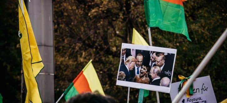 Zwischen allen Fronten: Kurden demonstrieren erneut in Leipzig. Foto: Tobias Möritz