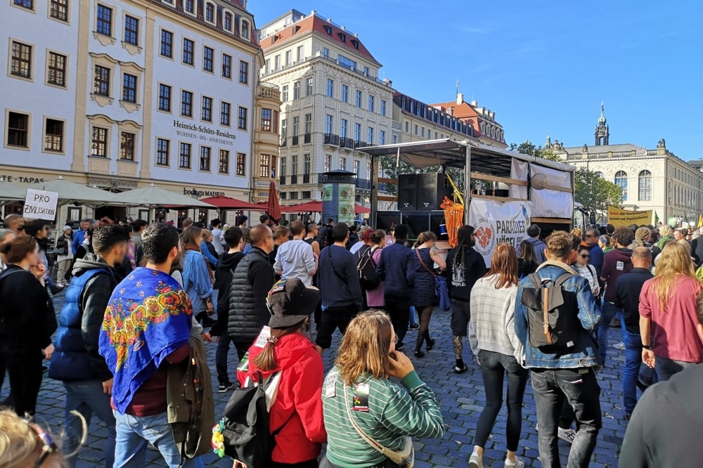 Gegendemonstration aus der Dresdner Neustadt Richtung Neumarkt. Foto: Privat