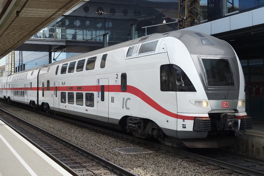 Dresden – Berlin – Rostock: Die DB setzt auf der neuen Linie moderne Doppelstockzüge ein. Foto: DB/Priegnitz, Bearbeitung: N+P Industrial Design