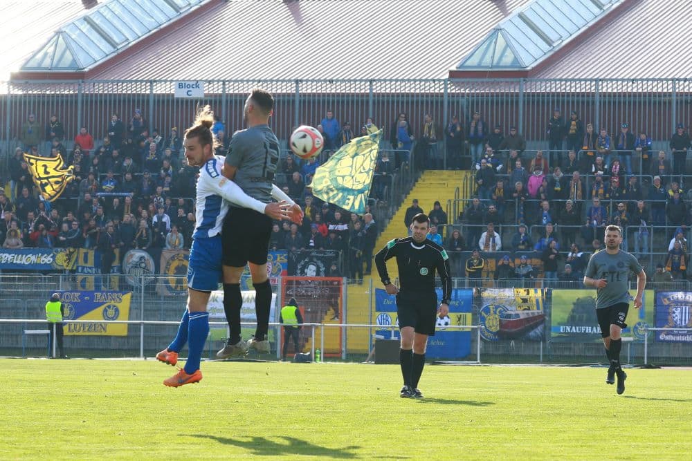 Djamal Ziane in einem seiner unzähligen Luftduelle. Foto: Thomas Gorlt
