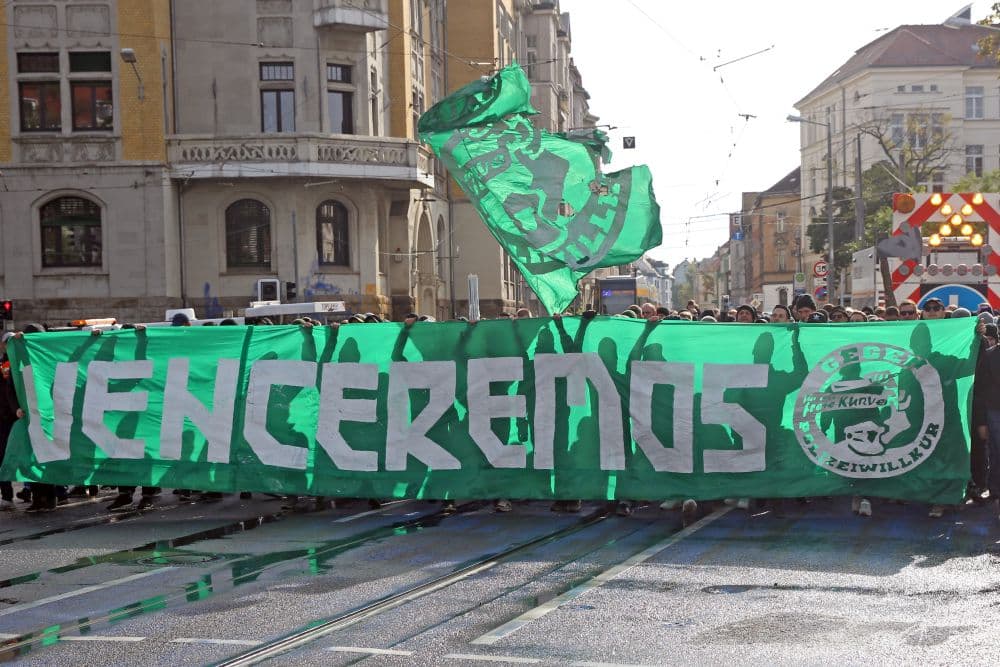 Der Fanmarsch mit mehreren hundert Teilnehmern macht sich auf den Weg. Foto: Jan Kaefer