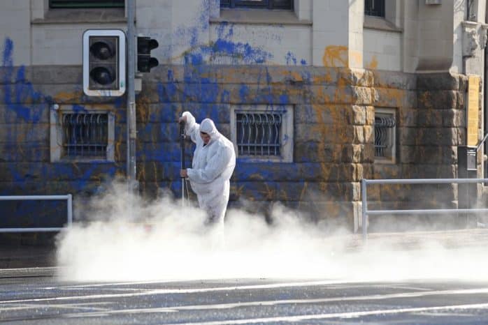 Reinigungsarbeiten rund ums Rathaus Leutzsch nach blau-gelber Farbattacke. Foto: Jan Kaefer