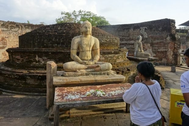 Fotos mit dem Rücken zu Buddha sind in Sri Lanka strengstens verboten © Sascha Bethe